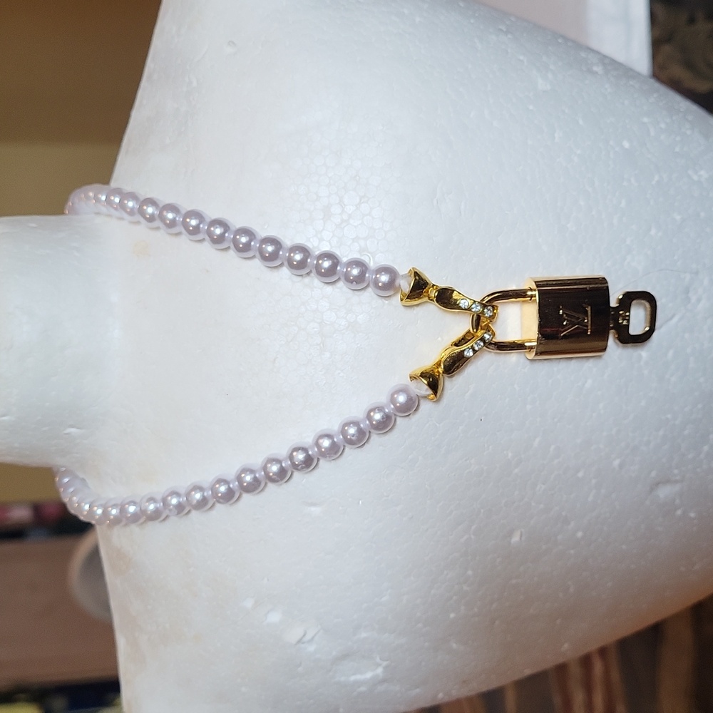 Lv vuitton  custom made gorgeous locket key 🔑 pearl chocker necklace swarsowski